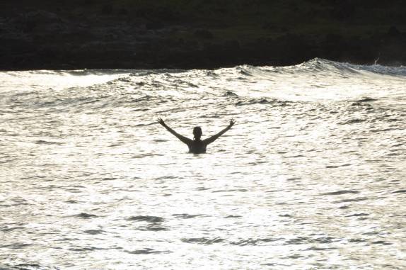 A Ana nada na praia de Anakena, em Rapa Nui (ou Ilha de Páscoa), ilha chilena no meio do Oceano Pacífico
